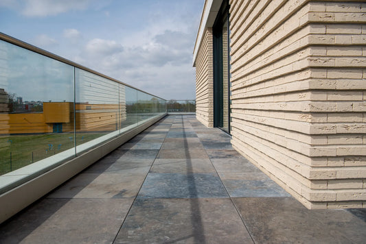 dakterras met glazen reling